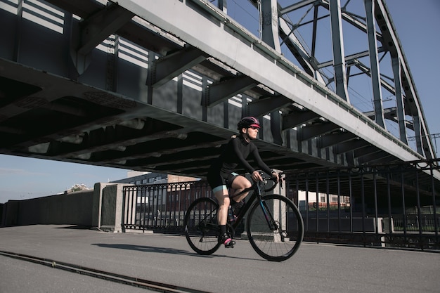 Allenamento serale in bici in ambienti urbani