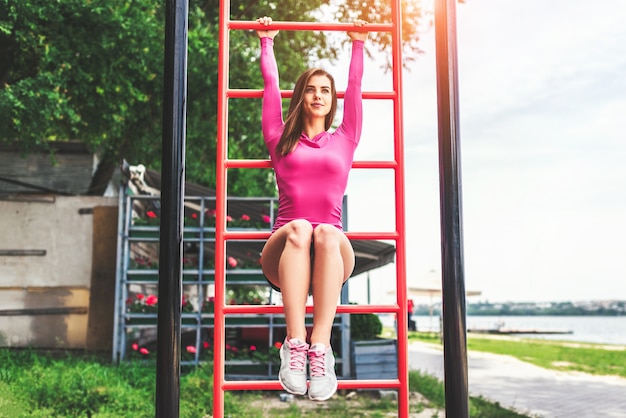 Allenamento sportivo carina ragazza all&#39;aperto sul campo sportivo