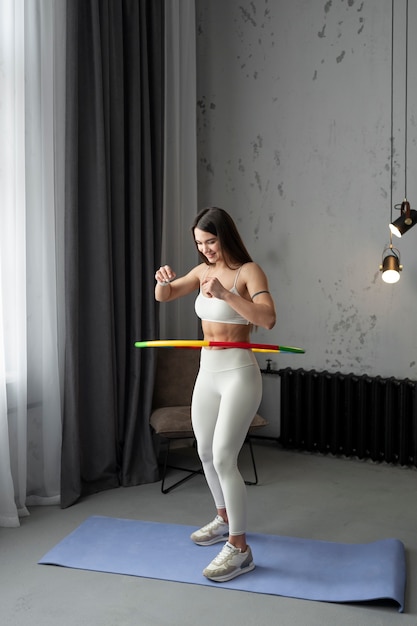 Allenamento sportivo con hula hoop