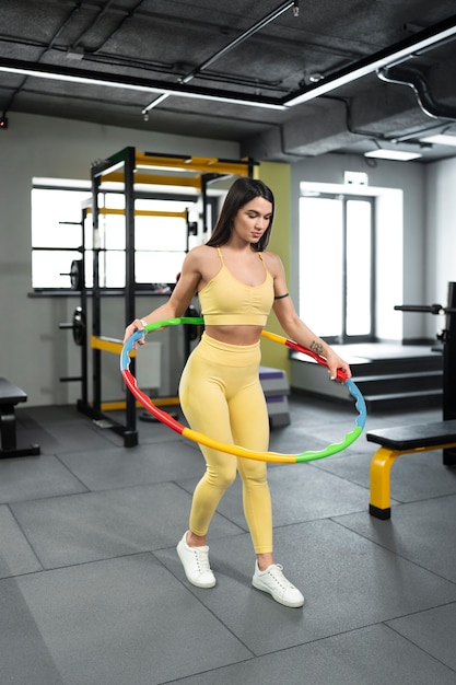 Allenamento sportivo con hula hoop