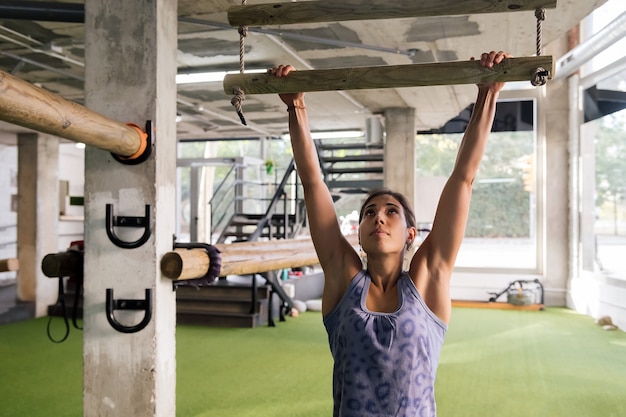 Allenamento sportivo facendo pull up in palestra