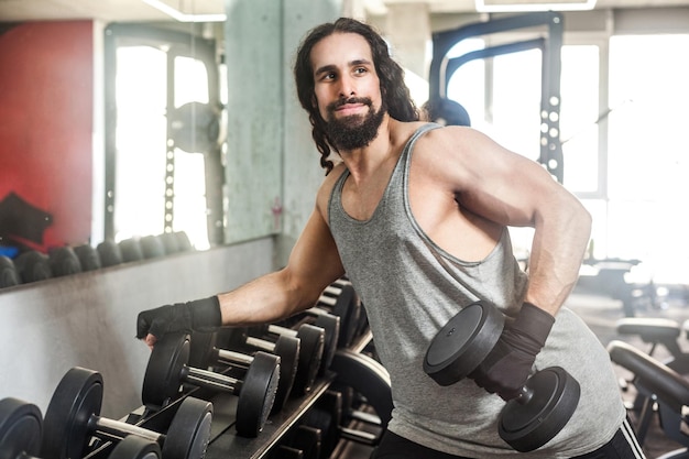 Allenamento uomo forte nella palestra sportiva