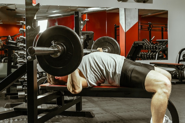 Allenamento uomo in palestra locale