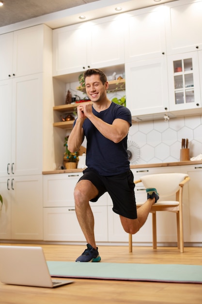 Allenamento uomo pieno di smiley