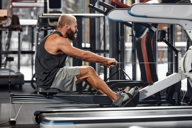 Allenando le gambe nel simulatore l'atleta lavora con le gambe sul simulatore allenando i muscoli delle gambe