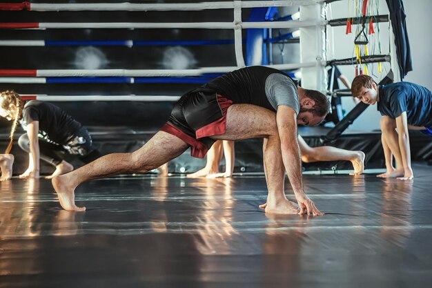 Allenare i pugili in una palestra con un allenatore