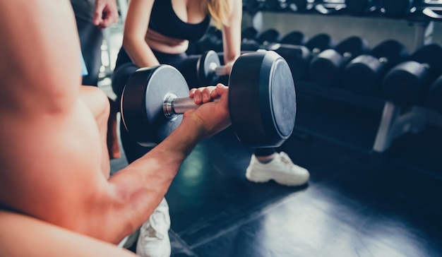 Allenarsi con l'allenatore in palestra. Salute e benessere mentale. Fit e fermo per un sano. Miglioramenti mente-corpo.