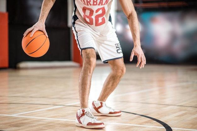 Allenarsi. Sportivo che ha un allenamento prima della partita di basket