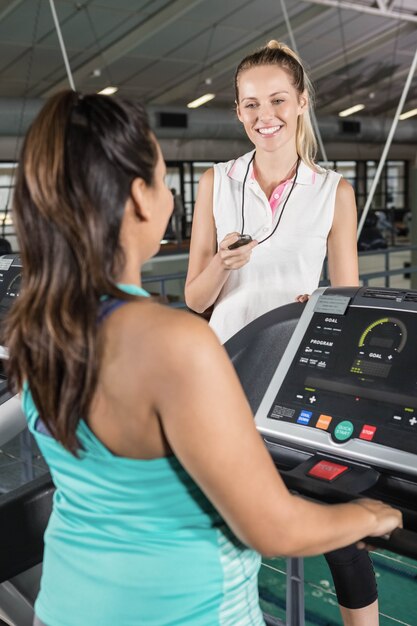 Allenatore che utilizza il cronometro in palestra