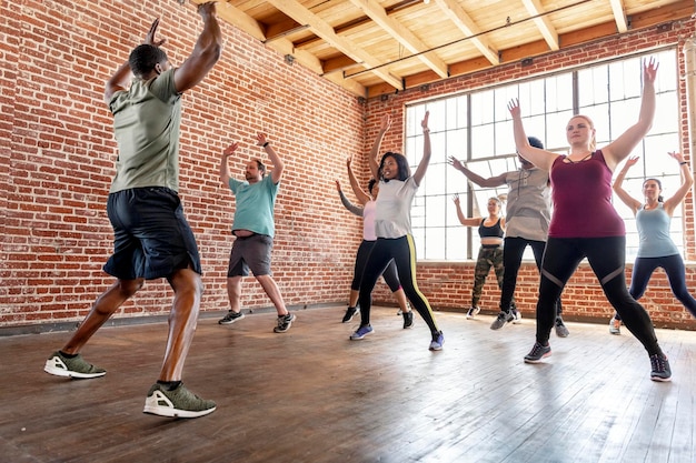 Allenatore con la sua lezione di fitness di gruppo