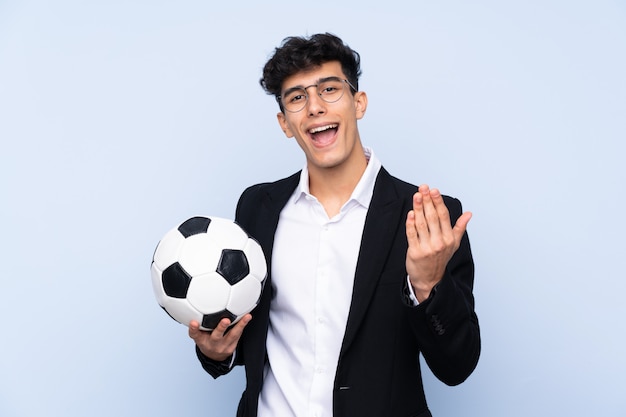 Allenatore di calcio argentino che invita a venire con la mano.