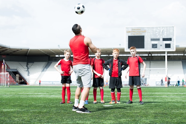 Allenatore di calcio che lavora con i bambini