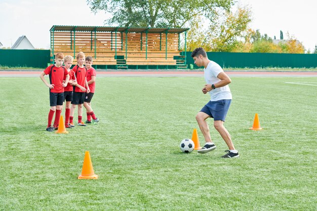 Allenatore di calcio con la squadra