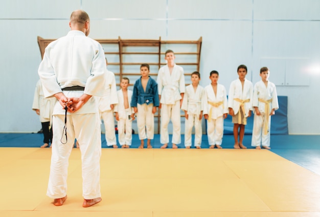 Allenatore e ragazzini, allenamento di judo per bambini