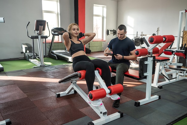 Allenatore fitness maschile con il suo cliente che lavora esercitandosi in palestra Formazione sul concetto di energia