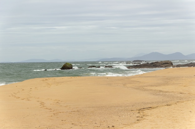 Allerta rossa della spiaggia a Penha Santa Catarina