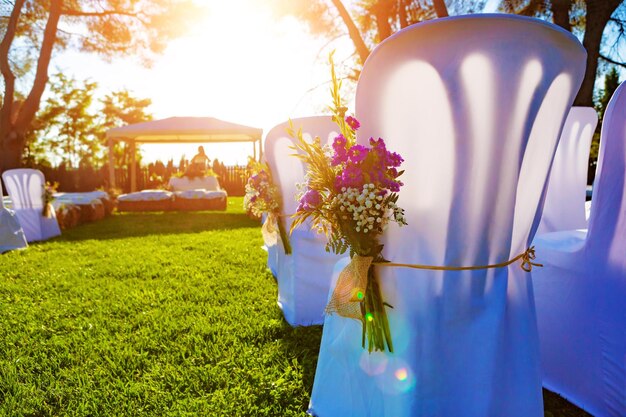 Allestimento per matrimoni all'aperto Festa di nozze all'aperto in giardino verde con alberi e decorazioni naturali fresche