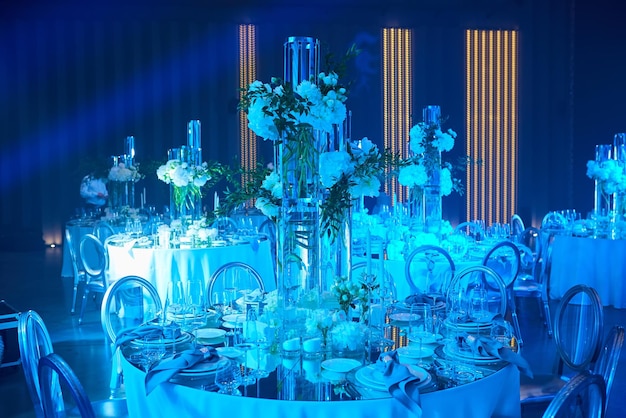 Allestimento tavolo con luce blu Pronto per l'evento