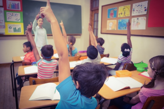 Allievi che alzano le mani durante la lezione