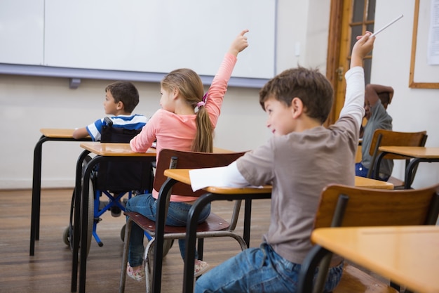 Allievi che alzano le mani durante la lezione