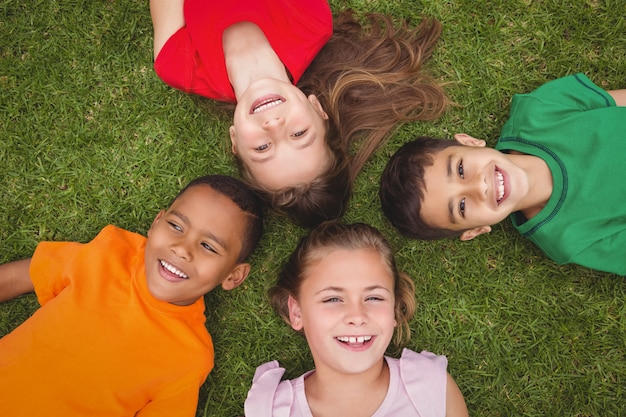 Allievi sorridenti che si trovano sulla terra