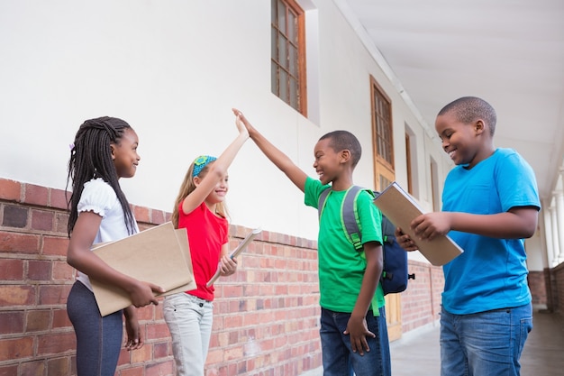 Allievi svegli alti fiving nel corridoio