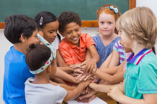 Allievi svegli che sorridono nell&#39;aula