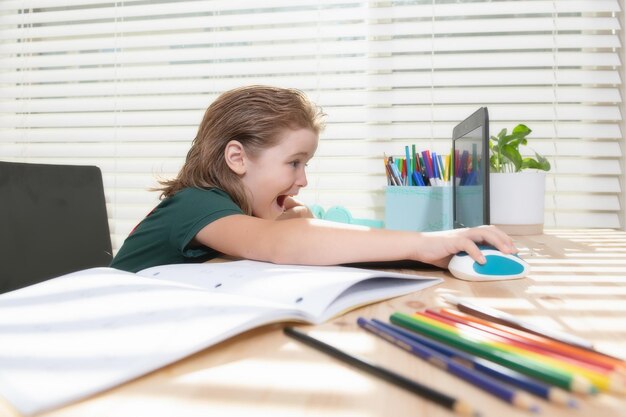 Allievo bambino scolaro impara l'inglese online a casa scuola homeschooling e istruzione a distanza per bambini