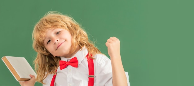 Allievo della scuola ragazzo sulla lavagna banner spazio copia bambino nerd con capelli lunghi alla lavagna 1 settembre sviluppo dell'infanzia