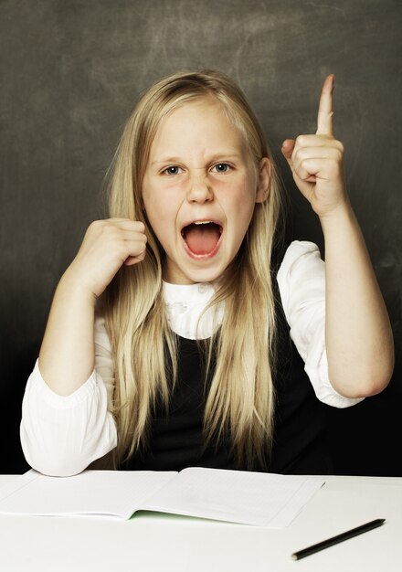 Allievo in uniforme scolastica, ragazza con la bocca aperta - divertente!