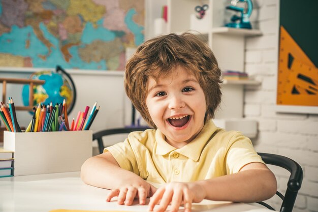 Allievo sorpreso all'inizio delle lezioni poco pronto a studiare i bambini delle scuole eccitati felici a lezione