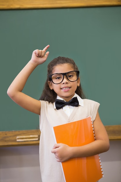 Allievo sveglio agghindato come insegnante in aula