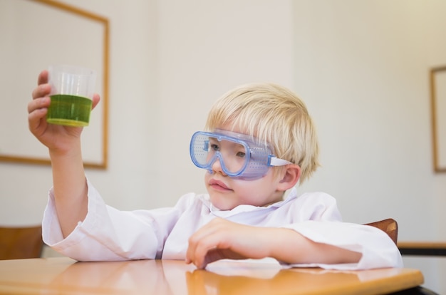 Allievo sveglio agghindato come scienziato in aula