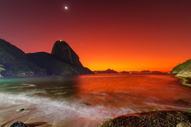 Allineamento planetario all'alba sulla spiaggia rossa di Urca a Rio de Janeiro in Brasile