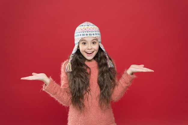 Allora, cosa voglio solo divertirmi Vestito invernale Modello carino goditi lo stile invernale Bambino piccolo indossa i capelli lunghi cappello Concetto invernale Ragazzino indossa il cappello lavorato a maglia Accessorio di moda invernale per bambina