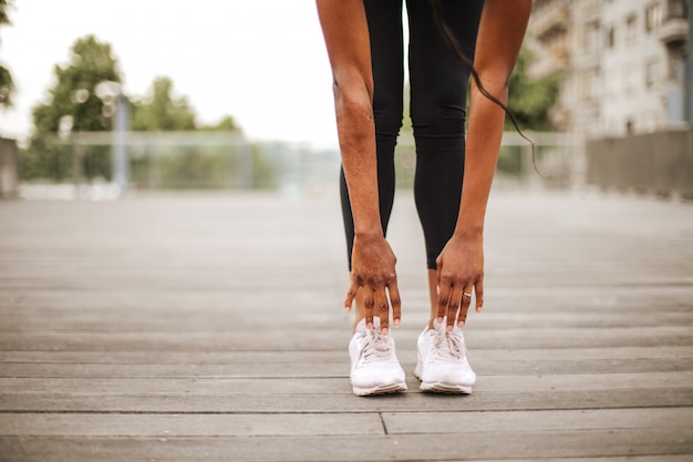 Allungamento della donna all'aperto