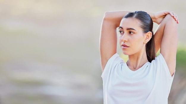 Allungamento delle braccia donna ed esercizio all'aperto per un allenamento cardiovascolare salutare per sport fitness o motivazione del corridore Allenamento per il benessere della salute Prestazioni cardiovascolari e riscaldamento della persona atleta