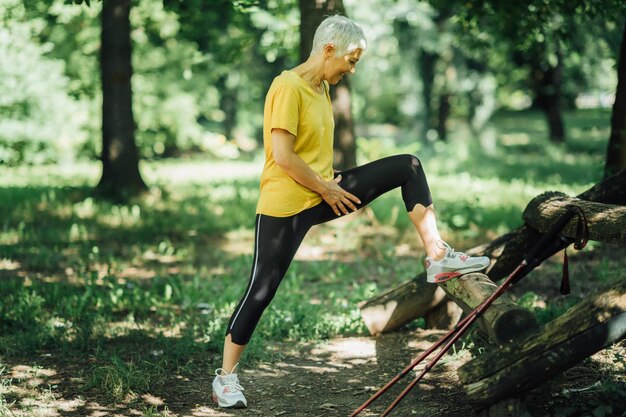 Allungare le gambe dopo l'esercizio di nordic walking