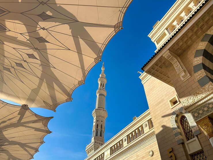 AlMasjid anNabawi Moschea dei Profeti nella città di Medina sullo sfondo di blu chiaro