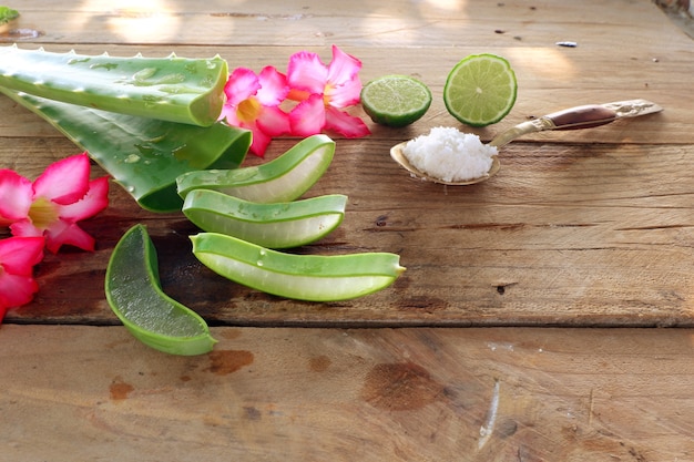 Aloe vera con lime e scrub su legno