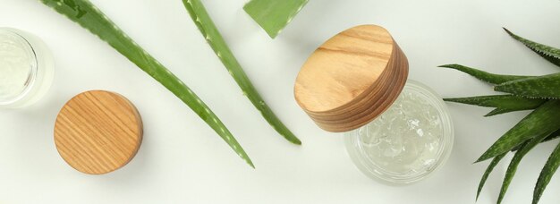 Aloe vera e cosmetici su sfondo bianco