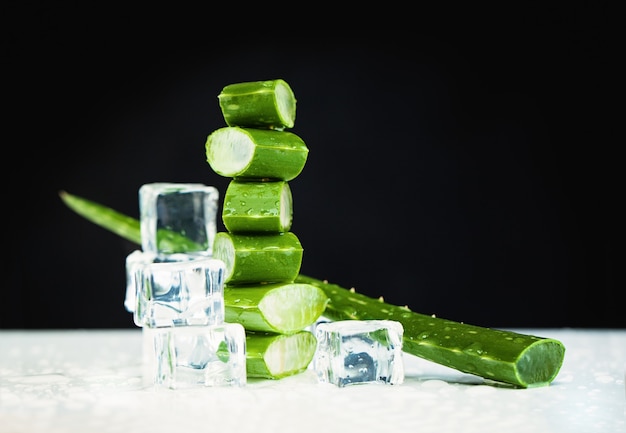 Aloe Vera e cubetti di ghiaccio su sfondo scuro