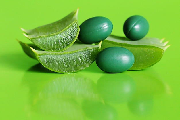 aloe vera Estratto di aloe naturale organico in capsule verdi. Additivi alimentari biologici. bellezza e salute