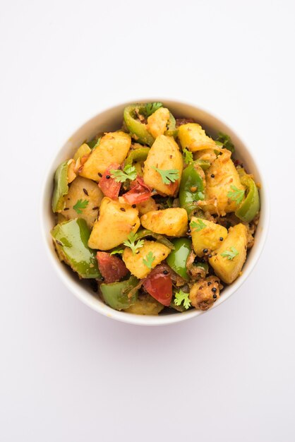 Aloo capsicum sabzi o patate e peperoni sabji è una ricetta vegetariana indiana per il piatto principale