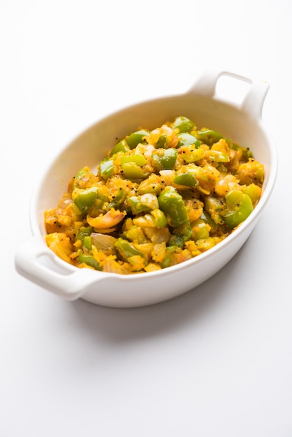 Aloo capsicum sabzi o patate e peperoni sabji è una ricetta vegetariana indiana per il piatto principale