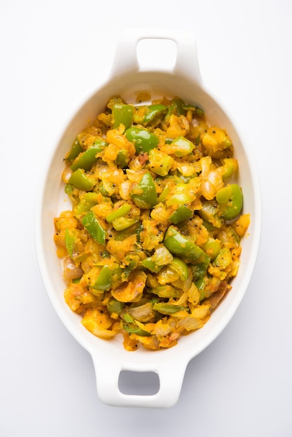 Aloo capsicum sabzi o patate e peperoni sabji è una ricetta vegetariana indiana per il piatto principale