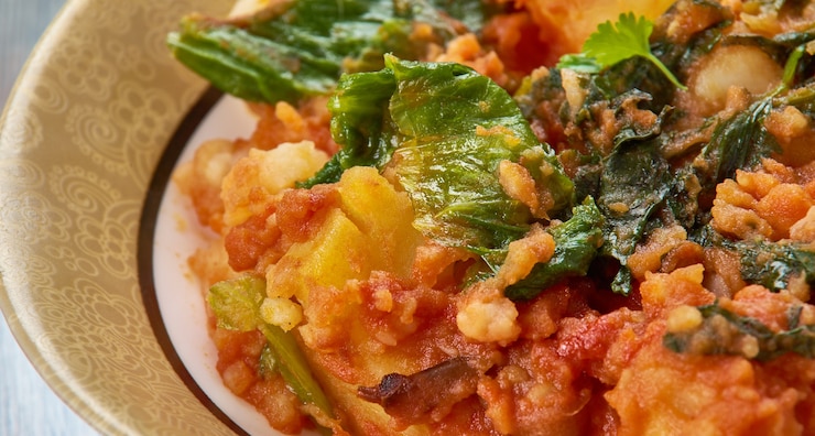 Photo aloo methi masala, masakan hyderabadi, hidangan sayuran kering yang terbuat dari kentang dan daun fenugreek, aneka hidangan tradisional asia, tampilan atas.