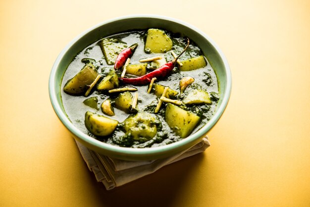 Aloo Palak sabzi o curry di patate agli spinaci servito in una ciotola. Ricetta salutare indiana popolare. Messa a fuoco selettiva