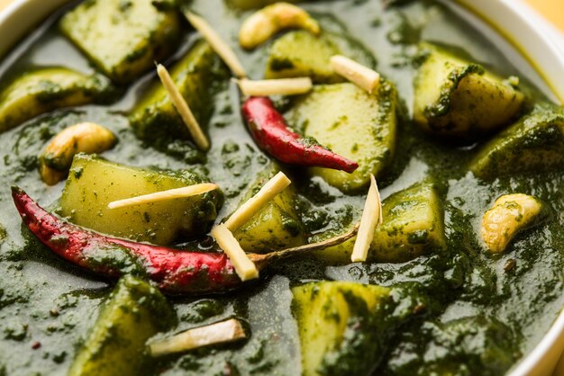 Aloo Palak sabzi o curry di patate agli spinaci servito in una ciotola. Ricetta salutare indiana popolare. Messa a fuoco selettiva