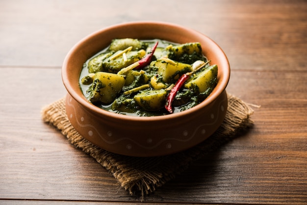 Aloo Palak sabzi o curry di patate agli spinaci servito in una ciotola. Ricetta salutare indiana popolare. Messa a fuoco selettiva